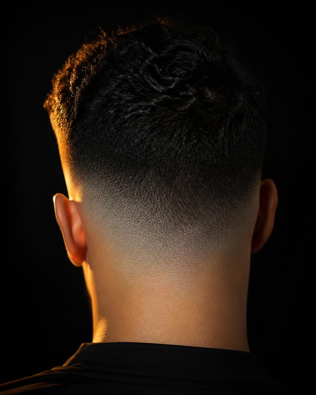 Corte fade visto de trás com luz dourada