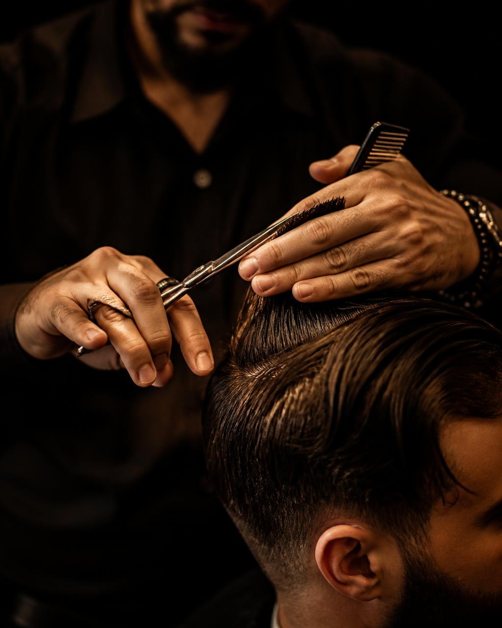Barbeiro da Lotus cortando cabelo com tesoura